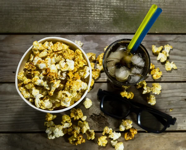 Popcorn a Colu s ledem — Stock fotografie