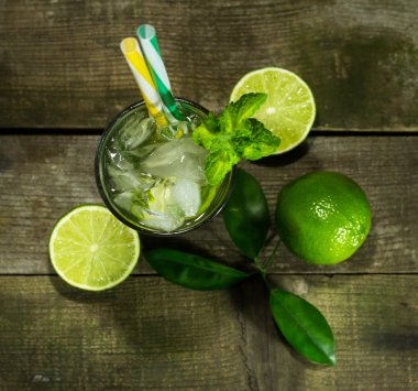 Mojito ahşap arka plan üzerinde buz ile