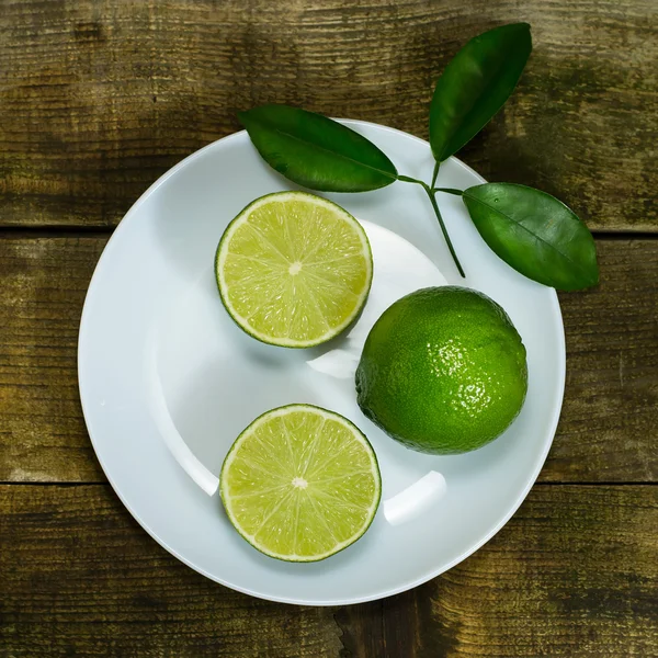 Limão na placa branca — Fotografia de Stock