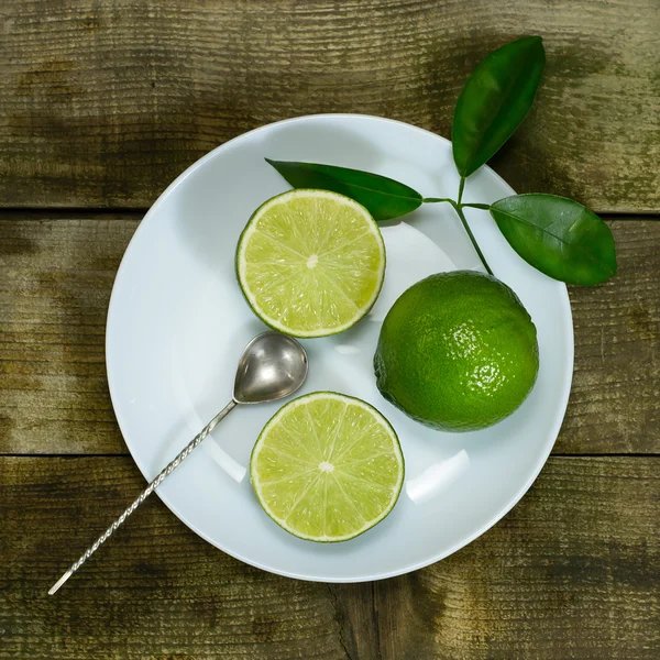 Limão na placa branca com colher velha — Fotografia de Stock