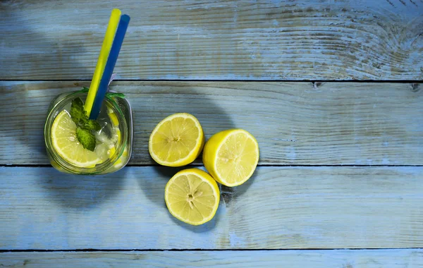 レモンのボトルで冷たいレモネード — ストック写真
