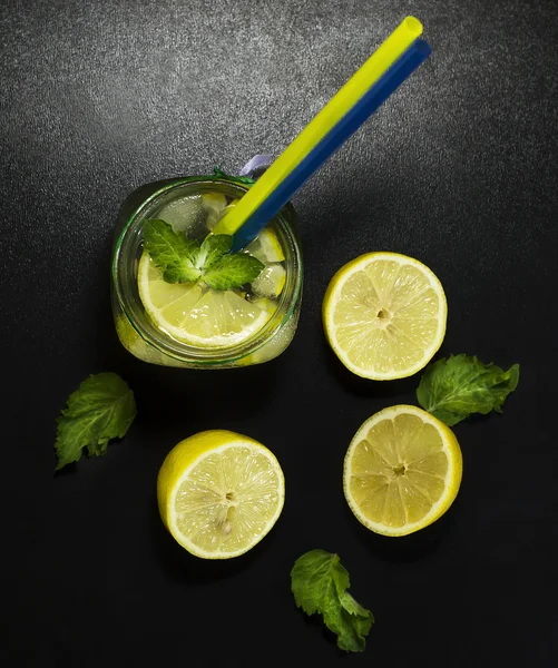 Холодний лимонад в пляшках з лимонами — стокове фото