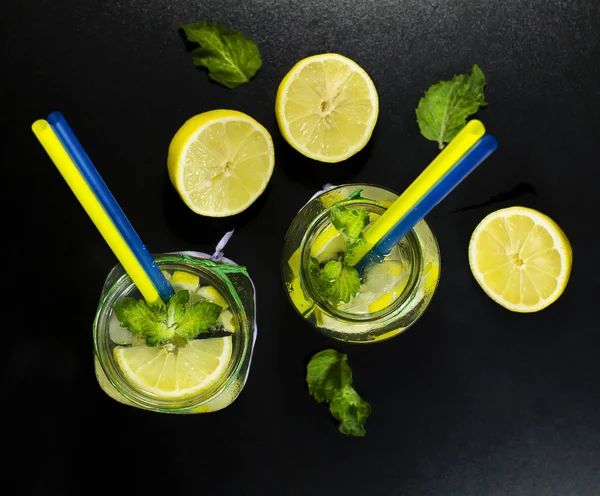 Limonada fria em garrafas com limões — Fotografia de Stock