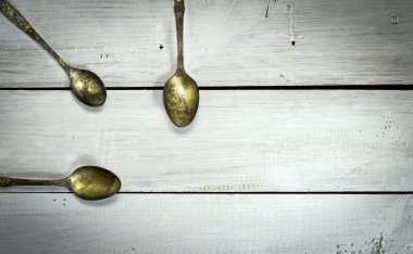 Eski kaşık Beyaz ahşap zemin üzerinde. Üstten Görünüm