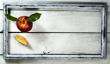 Beyaz ahşap zemin üzerinde eski çerçevesindeki kuru soğan