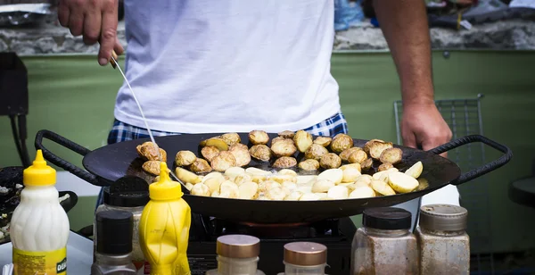 Straatvoedsel, aardappelen gebakken in olie — Stockfoto