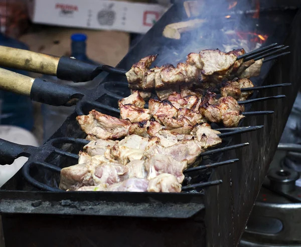 Straatvoedsel, vlees op de grill — Stockfoto