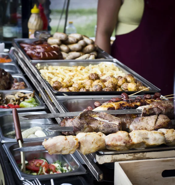Straatvoedsel, gebakken aardappelen, vlees op de grill — Stockfoto