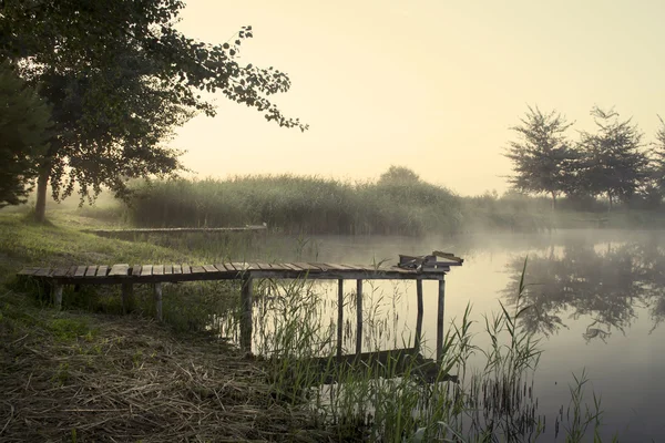 Fishing bridge, morgondimman — Stockfoto