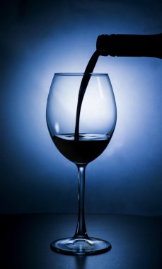 Likör bir cam içine dökülür varlık. Siluet