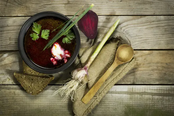 用甜菜、 大蒜和汤匙乌克兰罗宋汤 — 图库照片