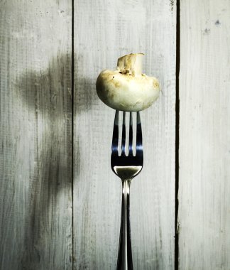 Taze mantar bir çatal üzerinde. Arka plan