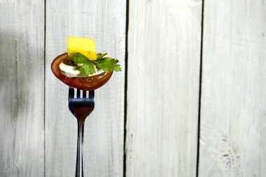 Maydanoz, peynir ve kafamız bir çatal ile olgun domates.