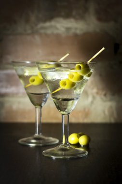 Martini zeytin, limon ve buz ile