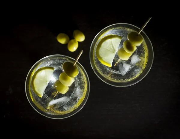 Martini con aceitunas, limón y hielo — Foto de Stock