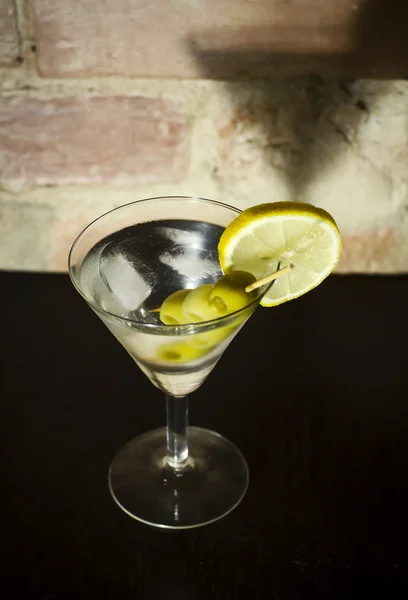 Martini mit Oliven, Zitrone und Eis — Stockfoto
