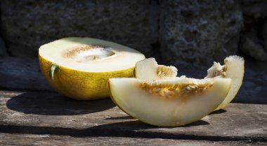 RIPE kavun ahşap bir masaya kesilmiş.