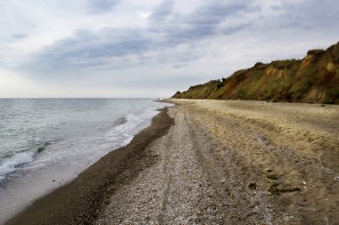 Deniz kumlu plaj ve dağ manzarası