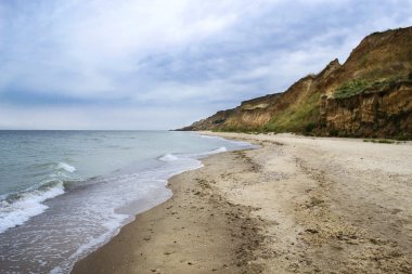 Deniz kumlu plaj ve dağ manzarası
