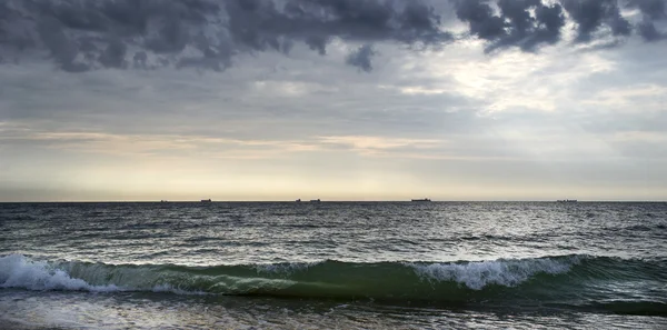 Paysage marin avec des navires à l'horizon et ciel nuageux — Photo