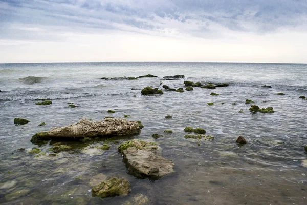 Paysage marin avec des rochers tapis par les vagues — Photo
