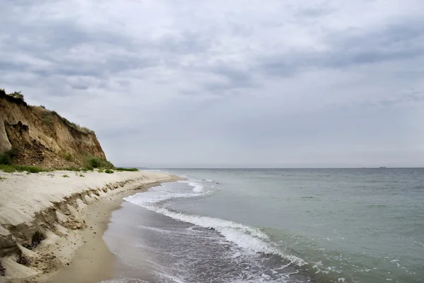 Морський пейзаж з піщаним пляжем і горами — стокове фото