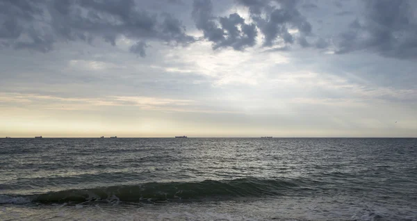 Paysage marin avec des navires à l'horizon et ciel nuageux — Photo