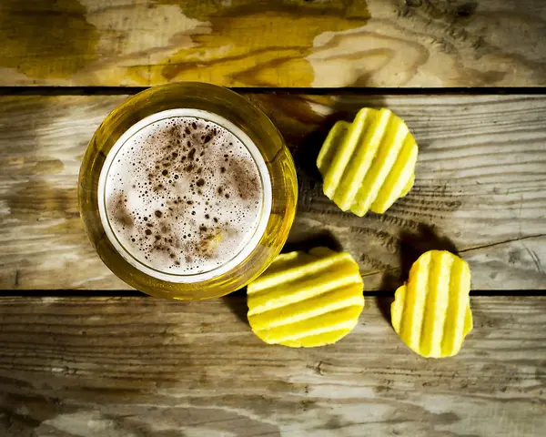 Glas kall öl med chips — Stockfoto