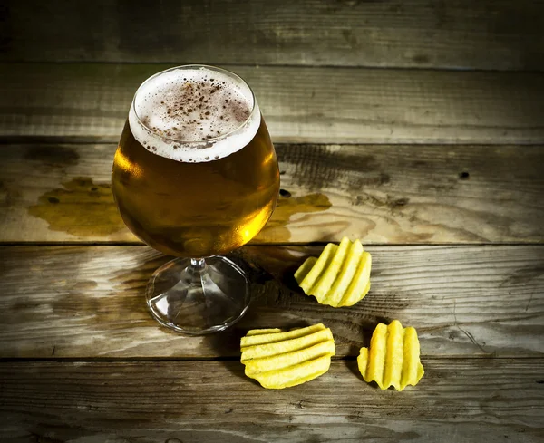 Glas kall öl med chips — Stockfoto