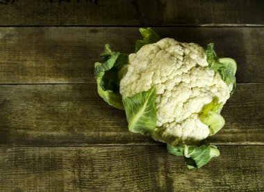 Ahşap arka plan üzerinde taze karnabahar