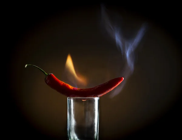 Pimenta vermelha com chamas no copo — Fotografia de Stock