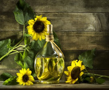 Eski bir cam şişe içinde ayçiçek yağı.
