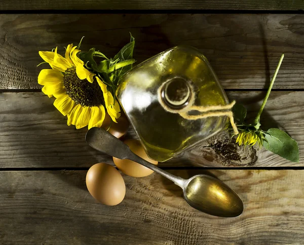 葵花籽油在玻璃瓶用鸡蛋和勺子. — 图库照片