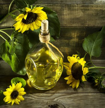 Eski bir cam şişe içinde ayçiçek yağı.