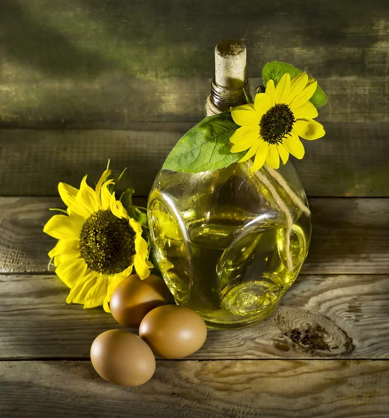 Aceite de girasol en una vieja botella de vidrio con huevos . — Foto de Stock