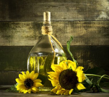 Eski bir cam şişe içinde ayçiçek yağı.
