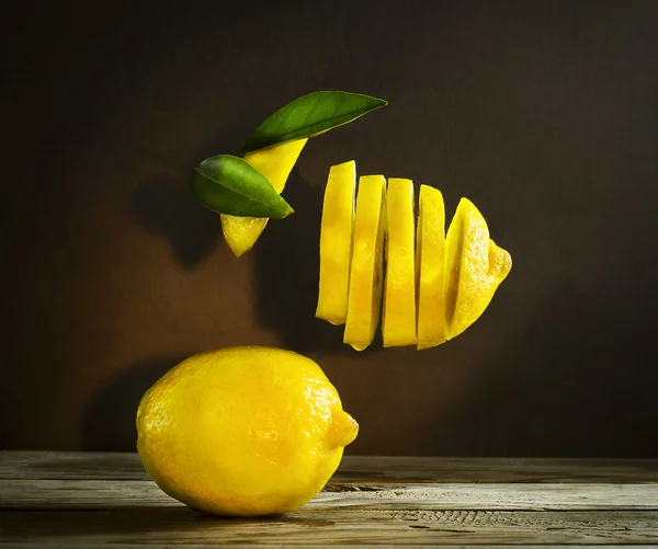 Limão fatiado maduro fresco e suculento pendurado no ar — Fotografia de Stock