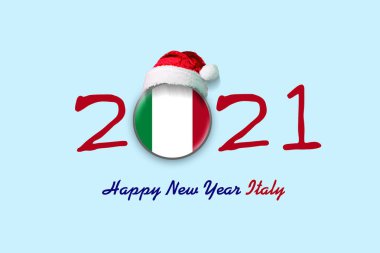 2021 yılı. Mutlu yıllar İtalya. Yuvarlak rozetli İtalya bayrağı ve Noel Baba şapkası. Açık mavi bir arka planda izole edilmiş. Tasarım elemanı. Neşeli arkaplan.