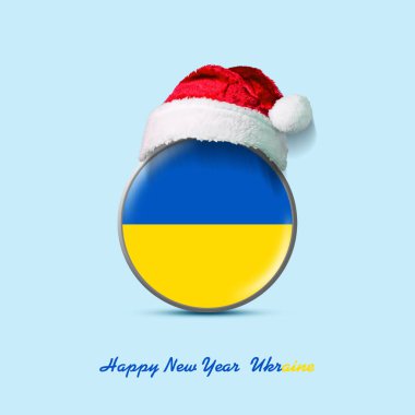 Mutlu yıllar, Ukrayna. Yuvarlak rozetli Ukrayna bayrağı ve Noel Baba şapkası. Açık mavi bir arka planda izole edilmiş. Tasarım elemanı. Neşeli arkaplan