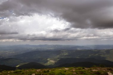 Düşük bulutlu güzel dağ manzarası. Ukrayna. Karpatlar. Doğa.