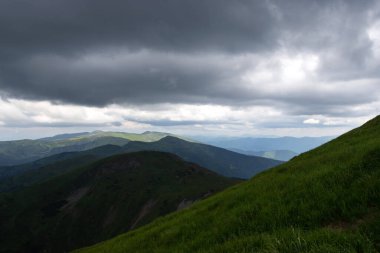 Güzel dağ manzarası, güzel bulutlu gökyüzü. Ukrayna. Karpatlar.