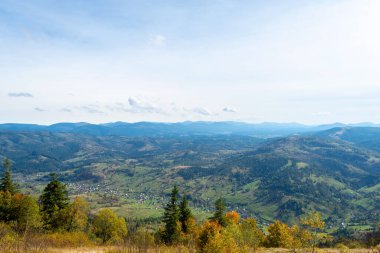 Güzel dağ manzarası. Güneşli bir hava. Karpatlar. Ukrayna Manzaraları