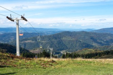 Güzel dağlarda kayak kaldırma. Zakhar Dağı Berkut. Ukrayna. Çekim.