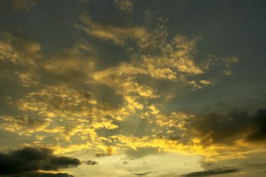 Gün batımında güzel bulutlar. Yakın plan. Doğal arka plan. Bulutlar.