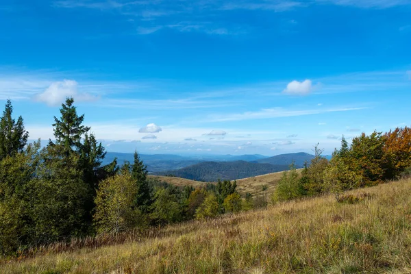 Bellissimo Paesaggio Montano Con Cielo Azzurro Una Giornata Sole Carpazi — Foto Stock