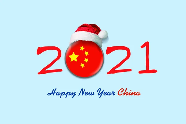 2021年 新年明けましておめでとうございます ラウンドバッジで中国のフラグは サンタの帽子です 薄い青の背景に隔離されています デザイン要素 祭りの背景 — ストック写真