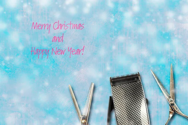 青い背景にヘアドレッシングはさみとヘアクリッパー Barberメリークリスマスとハッピー新年のコンセプト 雪の効果 祭りの背景 — ストック写真