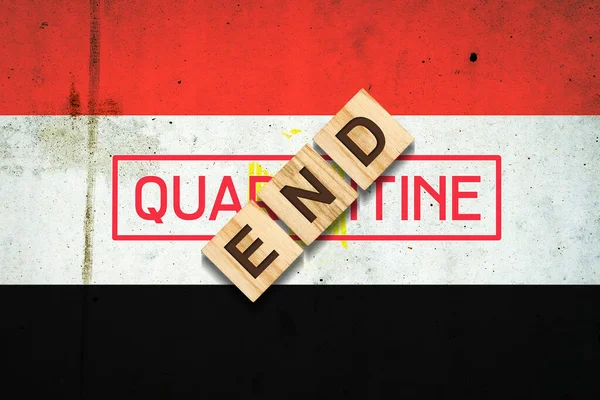 Einde quarantaine. De inscriptie op houten blokken op de achtergrond van de vlag van Egypte. Het einde van de pandemie. Ondernemingen. — Stockfoto