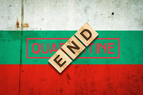 Konec karantény. Nápis na dřevěných blocích na pozadí vlajky Bulharska. Konec té pandemie. Obchod. — Stock fotografie