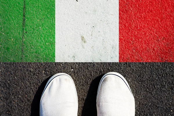 Tênis e bandeira da Itália. Vista de cima. — Fotografia de Stock
